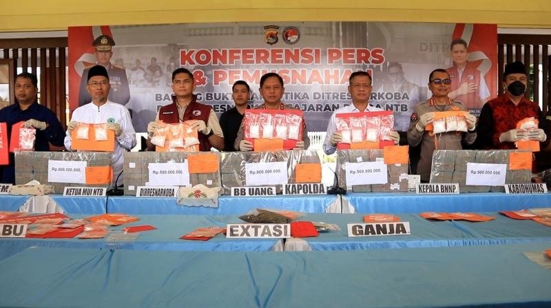 Kapolda NTB Pimpin Pemusnahan 1,5 Kg Sabu dan Puluhan Ribu Pil, Bukti Komitmen Berantas Narkoba