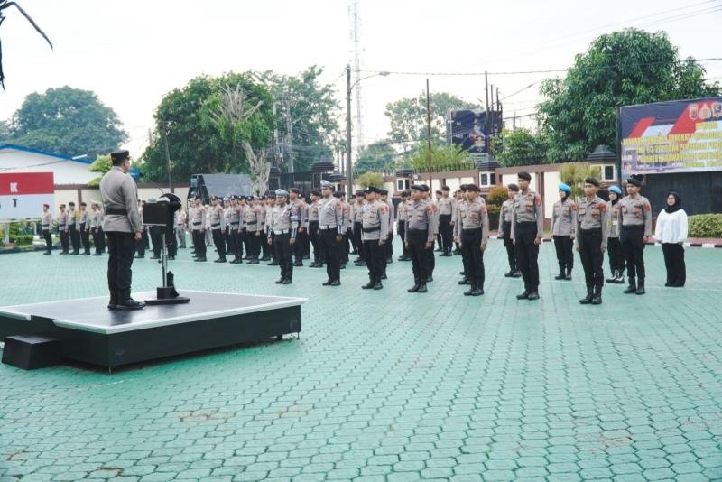 Upacara Kenaikan Pangkat Ipda Suharja, Diiringi Pemberian Penghargaan bagi 18 Personel Polres Karawang
