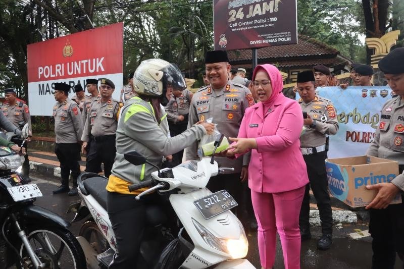 Tebar Berkah Ramadhan, Kapolres Subang Bagikan 500 Takjil untuk Masyarakat