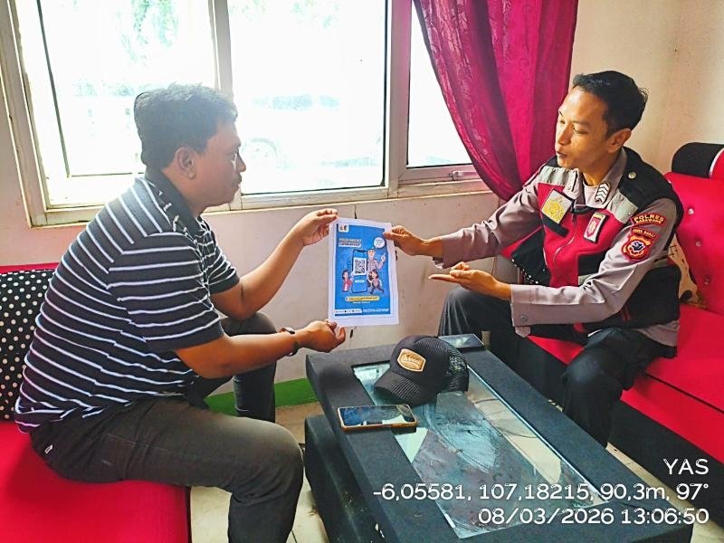 Anggota Polsek Batujaya mensosialisasikan QR Code Div Propam Polri Masyarakat Desa Baturaden