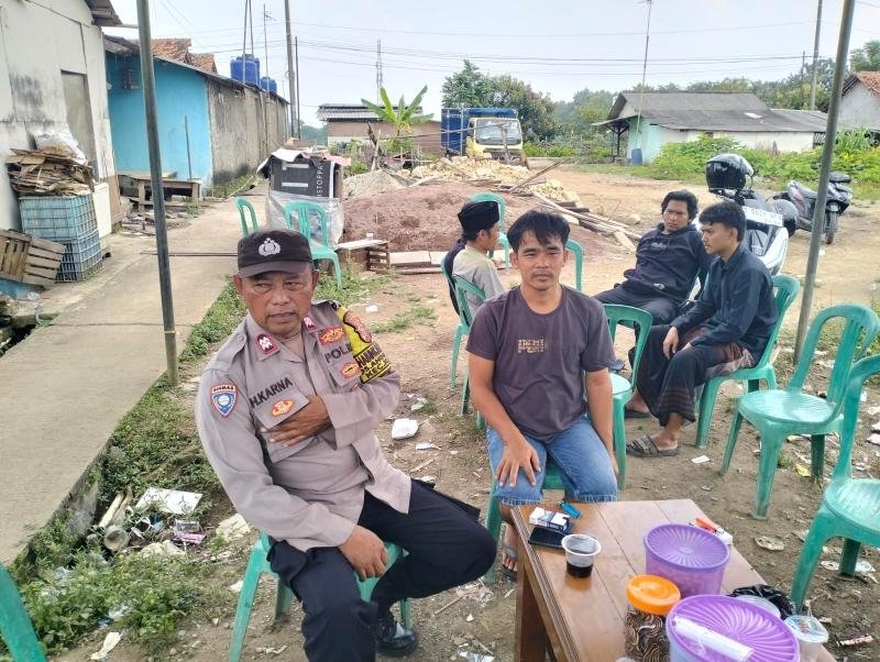 Bhabinkamtibmas Polsek Klari Takziah di Kediaman Warga yang Meninggal Dunia, Wujud Polri Peduli dan Empati kepada Masyarakat