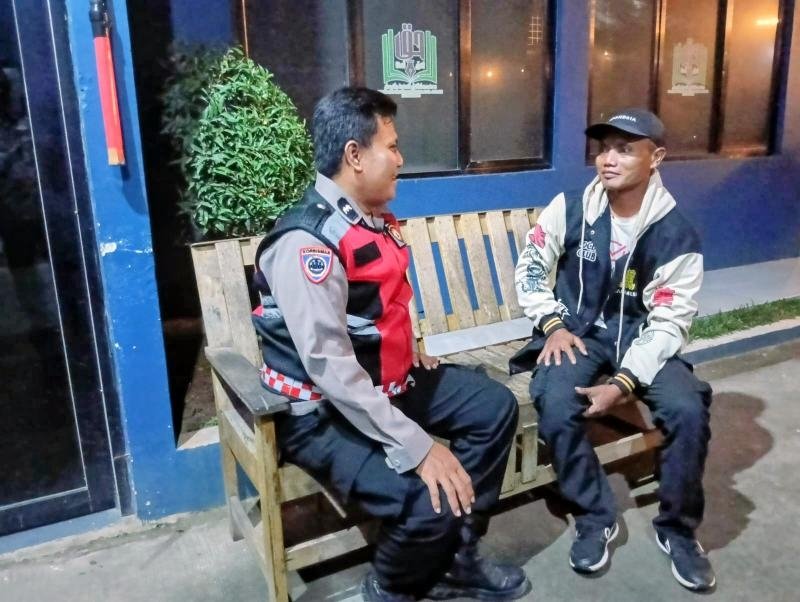 Anggota Polsek Telagasari Dampingi Warga Binaan Jaga Kondusifitas Lingkungan Dalam Giat Ronda