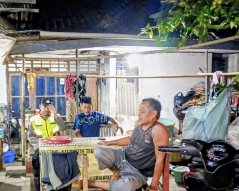 Personil Polsek Tegalwaru Patroli Dinihari di Kampung Bakan Harendong Antisipasi Pekat dan C3 Sapa dan Edukasi Warga