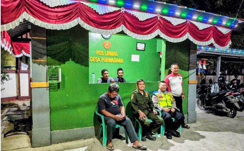 Bhabinkamtibmas Desa Purwadana Ajak Linmas dan Warga untuk Intensifkan Ronda Malam Lingkungan