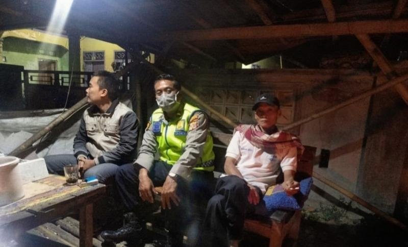 Polsek Pangkalan Lakukan Giat Sambang Dialogis, Ngawangkong Bersama Warga Kampung Karajan