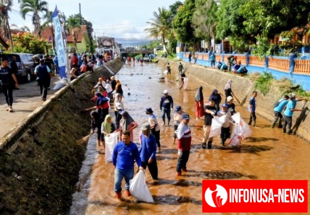 Sejumlah ASN Anggota KORPRI Kabupaten Kuningan Bersama Warga Bersihkan Sungai Surakatiga