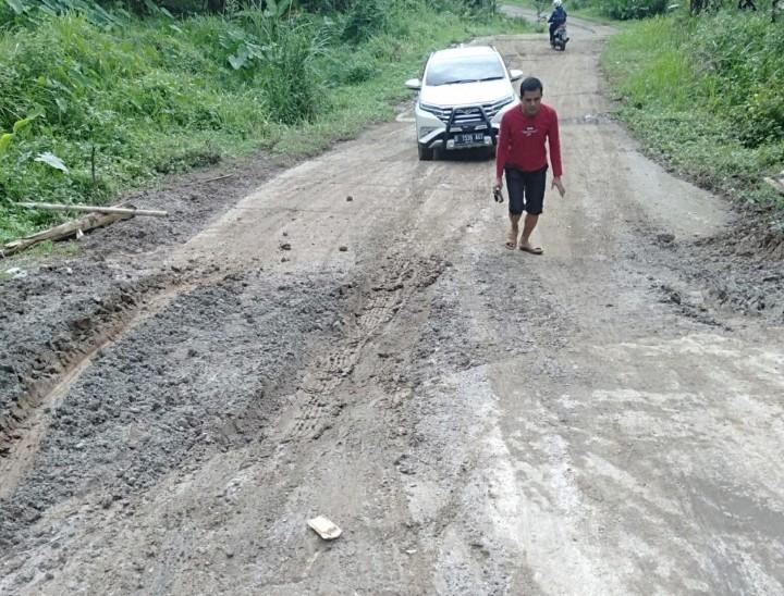 Menanti Sentuhan Perbaikan, Jalan Desa Sukamukti Maniis Purwakarta Jadi Harapan Warga 