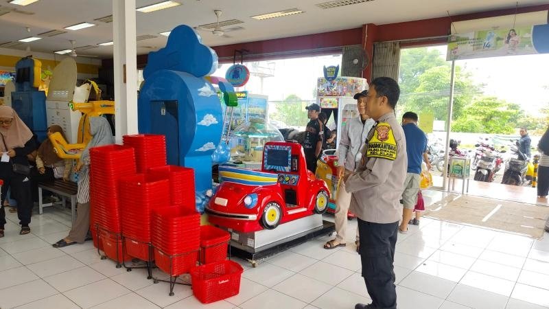 Bhabinkamtibmas Polsek Klari Lakukan Pengamanan Objek Vital Pusat Perbelanjaan