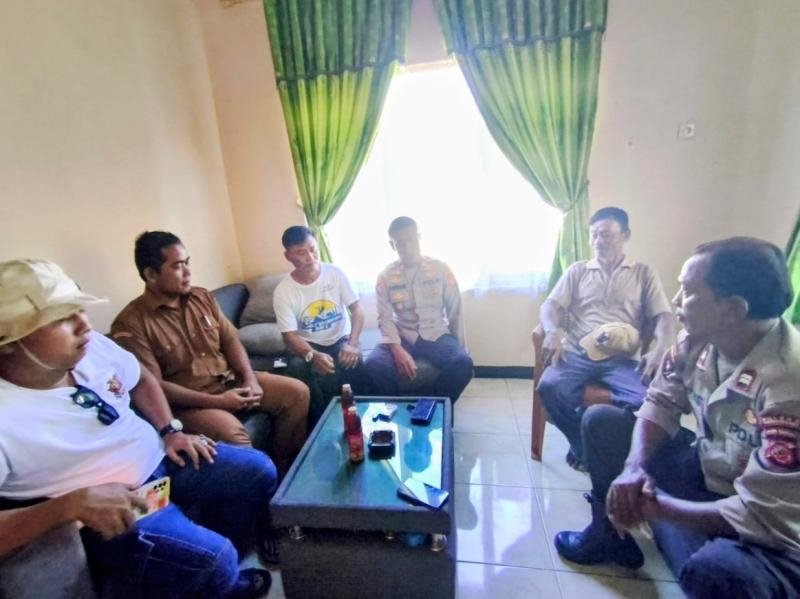 Upaya Kapolsek Batujaya melaksanakan Kegiatan Jumat Curhat bersama Bhabinkamtibmas Polsek Batujaya dan Tokoh Masyarakat serta Masyarakat Desa Kutaampel