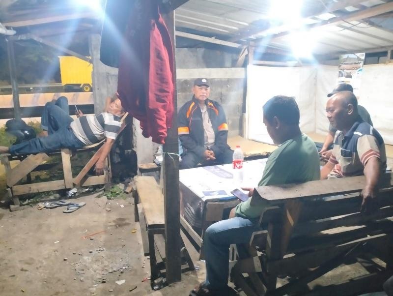 Perkuat Keamanan Lingkungan, Bhabinkamtibmas Polsek Klari Gelar Ronda Malam Bersama Warga