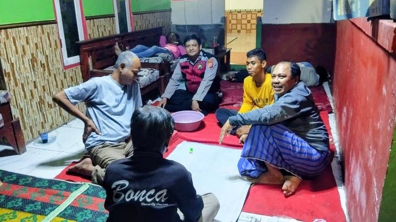 Melalui kegiatan Ngawangkong, Anggota Polsek Batujaya Himbau Masyarakat Desa Batujaya guna menciptakan Kamtibmas pada malam hari