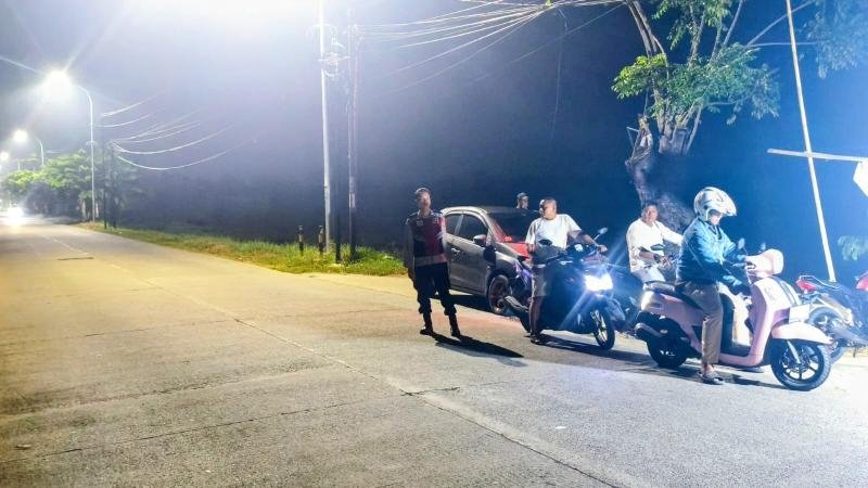 Anggota Polsek Batujaya melaksanakan Patroli Prekat serta Sambangi Masyarakat Desa Karyamakmur