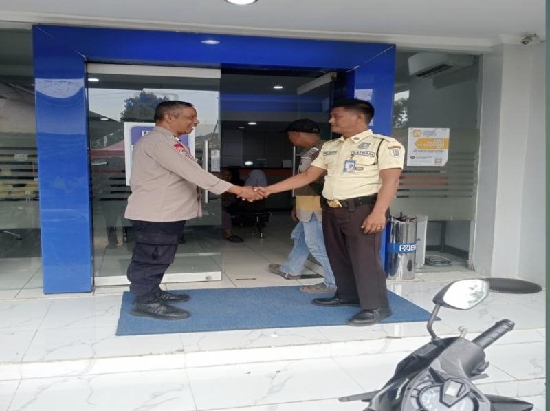 Diimbau Waspada Jadi Pesan Patroli Siang Personil Polsek Tegalwaru Saat Sambang Bank BJB Loji