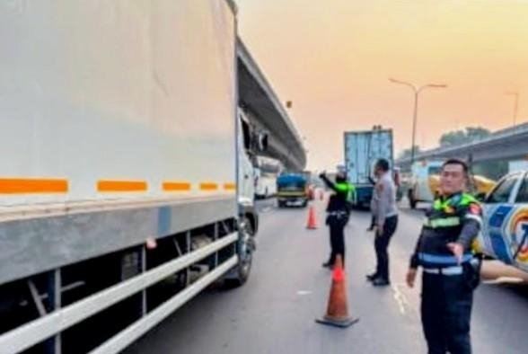 Truk Trailer Oleng Tabrak Dua Truk Lain di Tol Jakarta-Cikampek KM 46 Karawang
