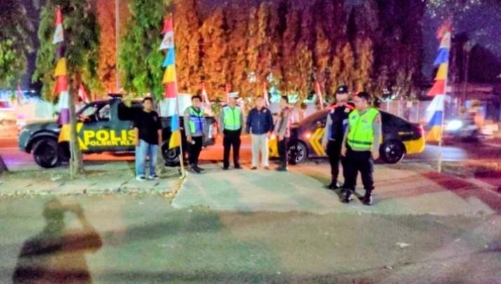 Patroli Bersentuhan Polsek Klari Bersama Polsek Purwasari Pastikan Perbatasan Aman Kondusif