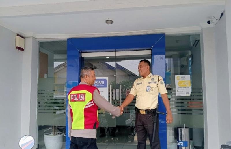 Personil Polsek Tegalwaru Patroli Siang Sambangi Bank BRI Loji Edukasi Humanis Satpam Waspada