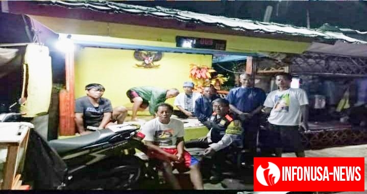 Bhabinkamtibmas Ngawangkong Bareng Dengan Petugas Ronda di PosKamling Desa Kalangsari