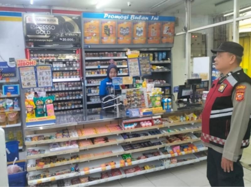 Polsek Pangkalan Gelar Patroli Prekat, Awasi Situasi Keamanan Pertokoan Minimarket