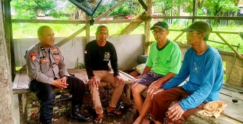 Jalin Kedekatan, Bhabinkamtibmas Polsek Rengasdengklok Sambangi Rumah Tokoh Masyarakat