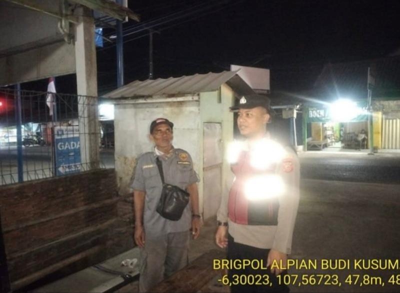 Upaya Brigadir Alpian Bhabinkamtibmas Ikut Serta Dalam Giat Ronda Bersama Warga