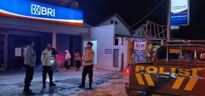 Po?sek Jatisari Lakukan Patroli Blue Light Malam, Pastikan Perbankan Kondusif