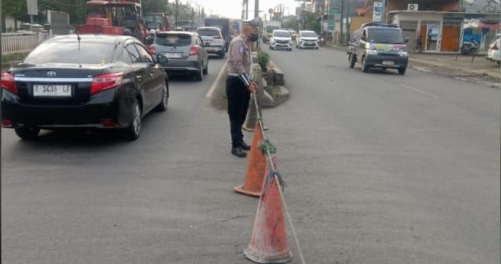 Urai Kemacetan Kendaraan, Polsek Klari Lakukan Gatur Lalin dan Penutupan U-Turn