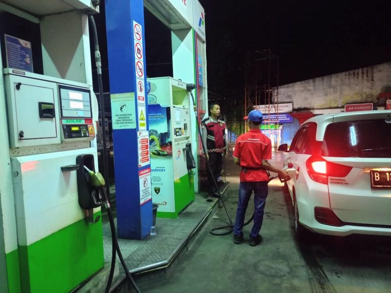 Anggota Polsek Batujaya melaksanakan Patroli Prekat di SPBU Batujaya