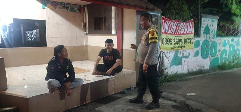 Warga Gintungkerta Sambut Baik Kedatangan Anggota Polsek Klari Ke Pos Kamling?