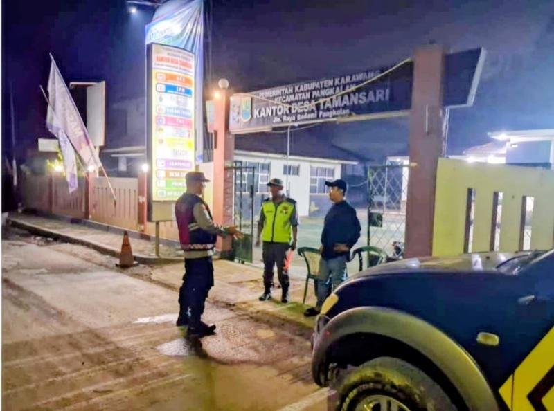 Personel Polsek Pangkalan Gelar Patroli Perintis, Monitoring Kondusifitas di Kantor Desa Tamansari