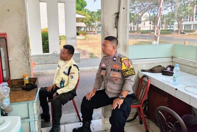 Anggota Polsek Telukjambe Laksanakan Patroli Prekat, Ajak Jaga Kamtibmas Kepada Security Perum Resinda