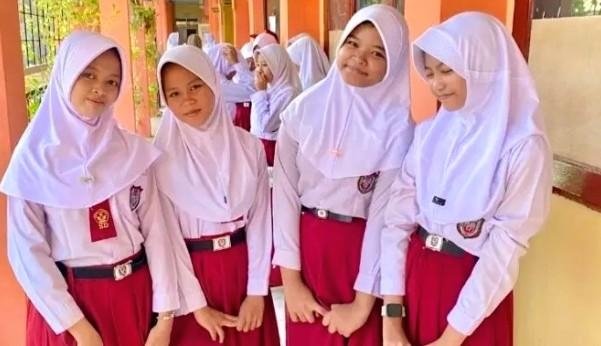 Senyum Camelia Warnai Hari Pertama Daftar Ulang SPMB di SMPN 4 Purwakarta