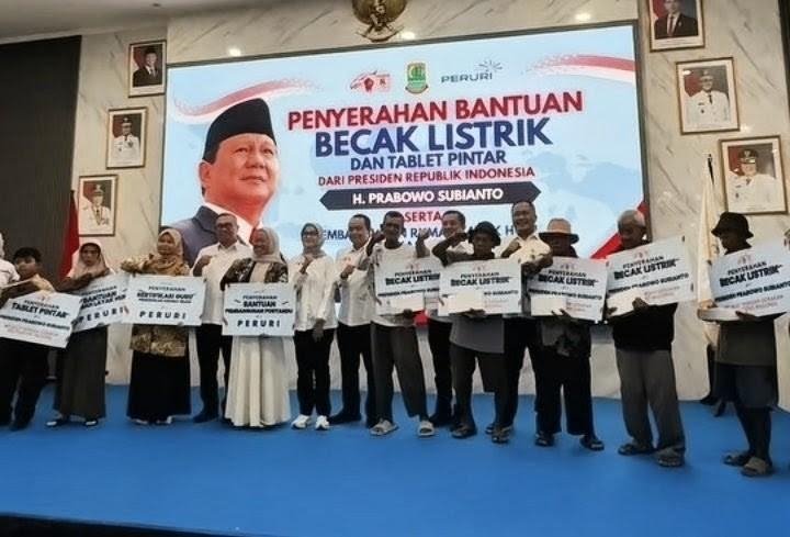 Beban Kayuhan Makin Ringan, 220 Pengemudi Becak Lansia Karawang Terima Becak Listrik Bantuan Presiden Prabowo