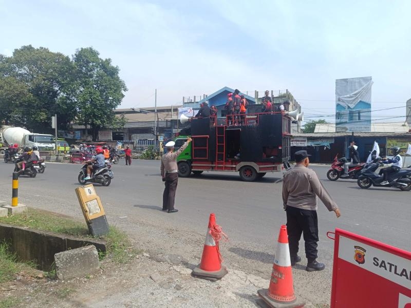 Polres Karawang Terjunkan 315 Personil Guna Pengamanan Keberangkatan Serikat Buruh Dalam Aksi Unjuk Rasa Kejakarta