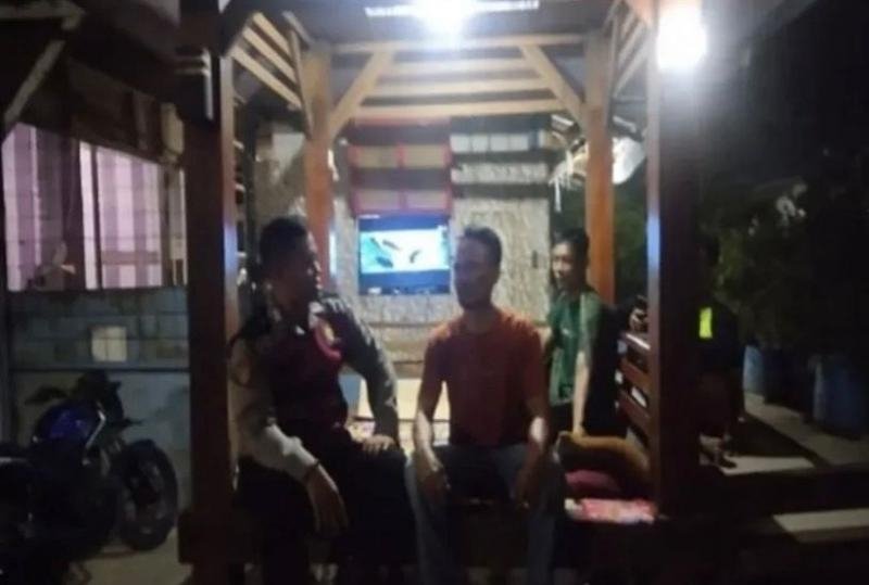 Bhabinkamtibmas Ikut Serta Dalam Giat Ronda Bersama Warga di Wilayah Hukum Binaan