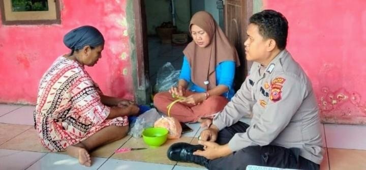 Personil Polsek Telukjambe Barat Patroli Dialogis Dan Sambangi Warga Guna Sosialisasikan TPPO