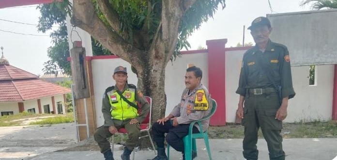 Personel Polsek Telukjambe Barat Berikan Penyuluhan Kamtibmas kepada Anggota Linmas Desa Karangmulya
?