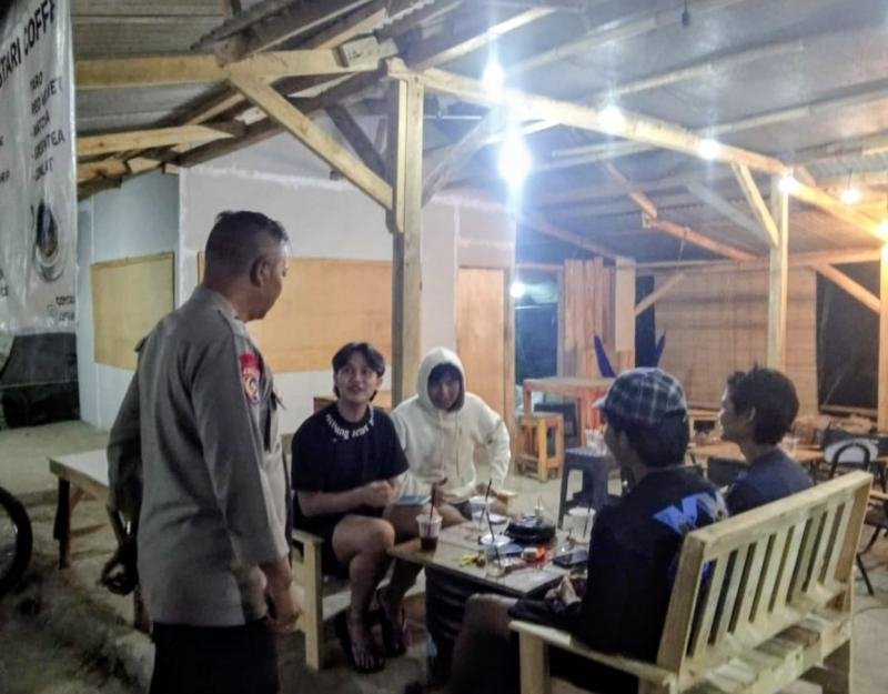Personil Polsek Tegalwaru Patroli Malam Sasar Tongkrongan Anak Muda di Desa Mekarbuana Imbau Jaga Kamtibmas