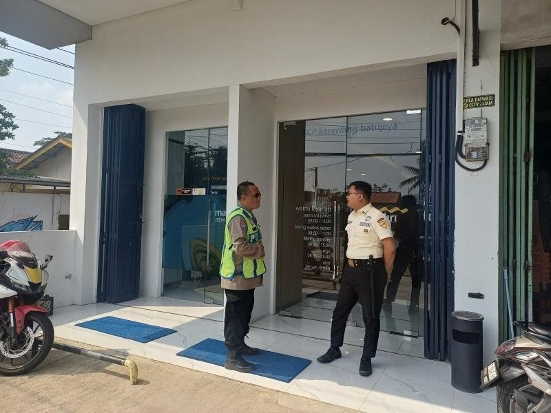 Anggota Polsek Batujaya Sambangi Scurity Bank Mandiri Unit Batujaya di siang hari