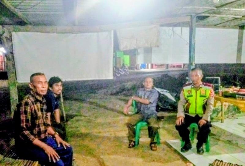 Warga Palasari Kutalanggeng Diajak Waspada dan Peduli Kamtibmas Saat Personil Polsek Tegalwaru Patroli Malam