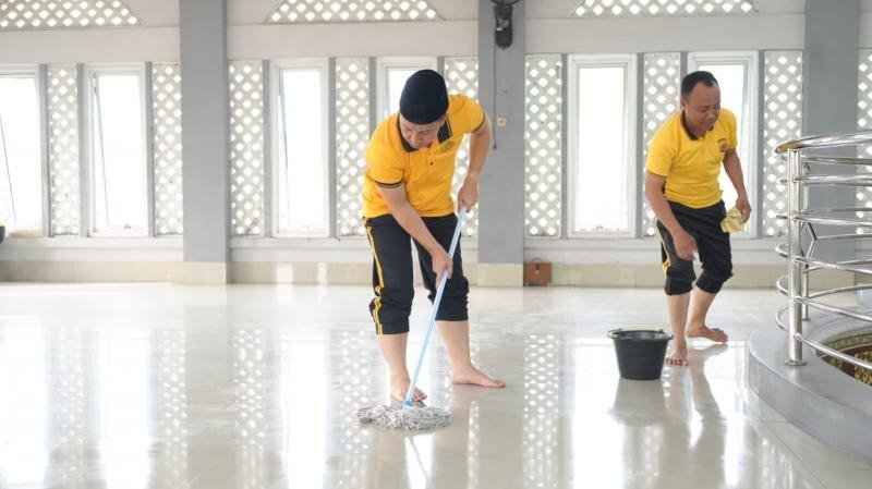 Polresta Karawang Gelar Aksi Bersih di Masjid Al-Mukhtar untuk Dukung Green Policing Kapolri