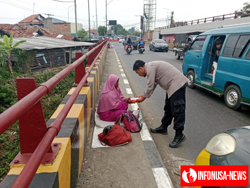 Wujud Peduli Warga Polsek Kotabaru Bagikan Nasi Kotak di Sepanjang Rute Jalur Patroli dalam Kegiatan Jumat Berkah
