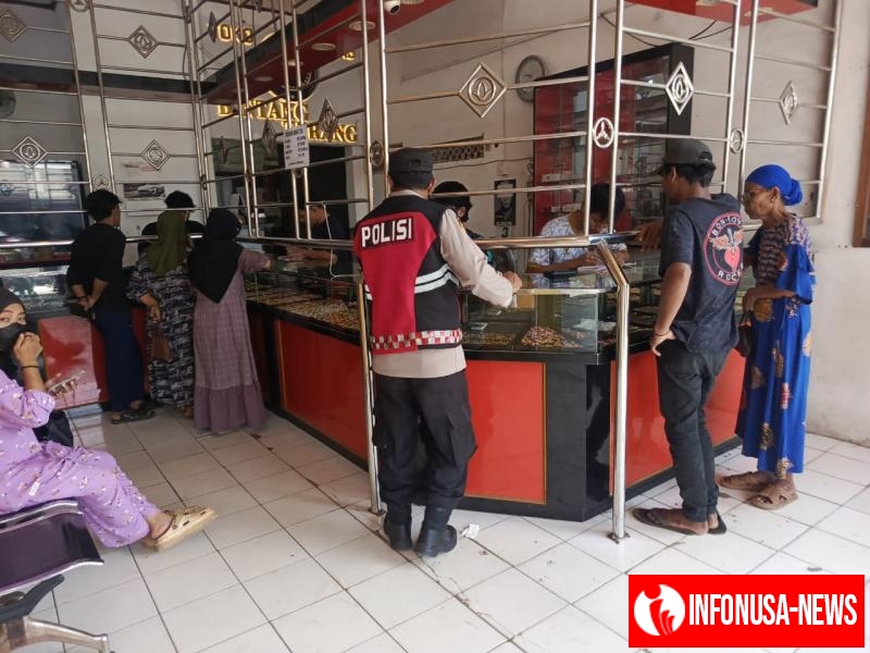 Demi Keamanan dan Kenyamanan Masyarakat Anggota Patroli Polsek Tempuran Kontrol Ke Toko Perhiasan.