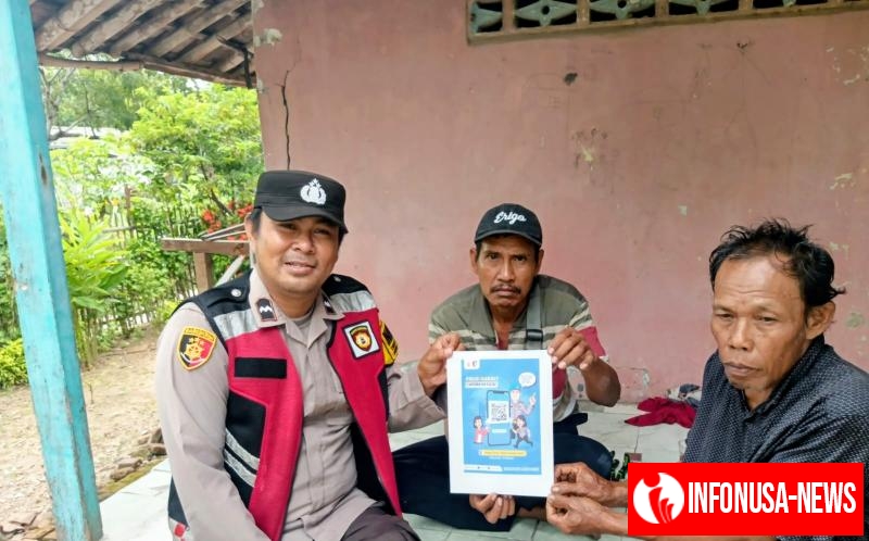 Anggota Polsek Batujaya mensosialisasikan QR Code Div Propam Polri kepada Masyarakat