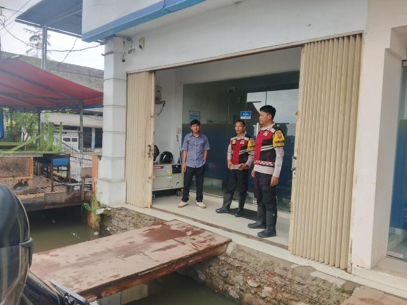 Polisi Batujaya Cegah GU Kamtibmas di Bank BJB Unit Batujaya melalui kegiatan Patroli Prekat