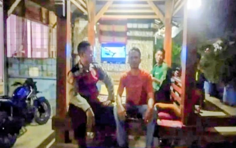 Upaya Bripka Satim Bhabinkamtibmas Getol.Ikut Serta Dalam Giat Ronda Bersama Warga