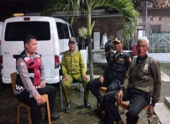 Upaya Anggota Polsek Banyusari Ikut Serta Dalam Giat Ronda Bersama Warga