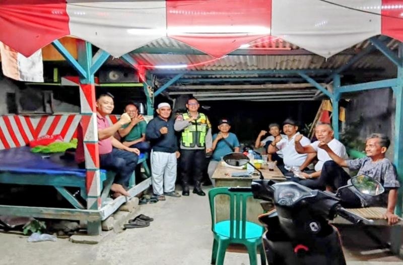 Personel Polsek Telukjambe Laksanakan Sambang Humanis, Ngawangkong Bersama Warga Gempol Tengah
