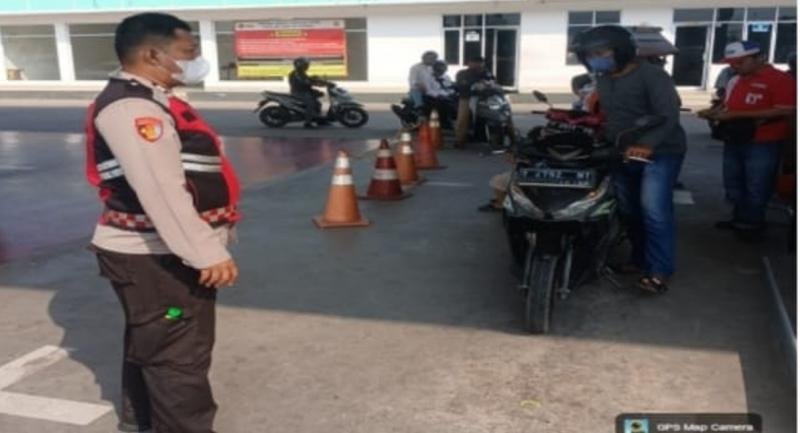 Anggota Personel Polsek Lemahabang Sosialisasikan Pelarangan Knalpot Tidak Sesuai Spesifikasi Teknis Di Obyek Vital
