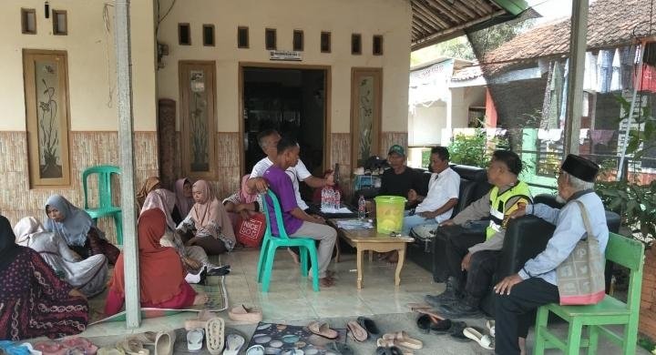 Bhabinkamtibmas Polsek Klari Monitoring Kegiatan Pendataan Perlinsos di Dusun Cirejag, Desa Cibalongsari
