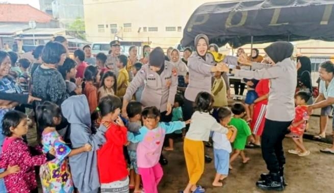 Polwan Polres Subang Hadirkan Trauma Healing, Kembalikan Senyum Anak Korban Banjir Pamanukan